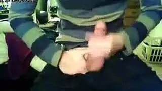 نظرة آسرة تليها مداعبة صريحة للفرج