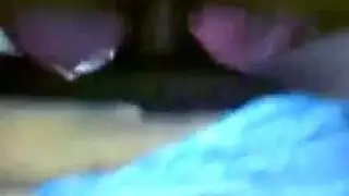 شاب يمارس الجنس مع سمراوتين في علاقة ثلاثية صريحة