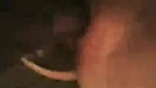 فتاة حلوة، الورود كالي على وشك أن تكون مرتبطة ومحشوة بعصي اللحوم الصلبة