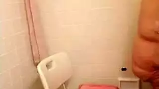 فتاة قذرة تلعق الصابون عن قضيب قاسٍ