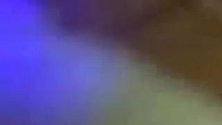 فيلم إباحي للمراهقين: شقراء تُقَبَّل بقوة من قبل فتيان مشاغبين