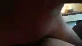 لعبة آسيوية صغيرة ذات أثداء كبيرة تلهو بنفسها في فيلم بورنو على الويب