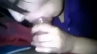 جلسة مص متخفي للقضيب خلال الرحلة