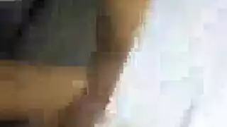 شابة بالغة حديثًا تتدرب على المص العميق لقضيب سميك