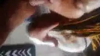 عاهرة الحفلة: سمراء تقدم مصة قوية