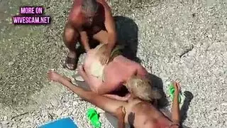 رجل يشارك اخته