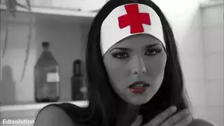 شقراء ذات كس ساخن تجلس على الوجه وتُلحس حتى نشوة شديدة