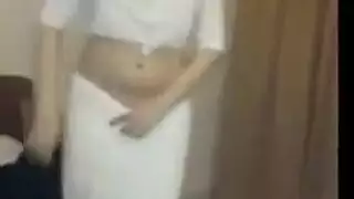 رجل بيقلع البنت و هي نيمه