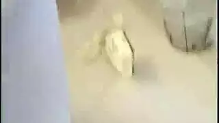جوديث ذات الصدر الكبير تتباهى بفرجها الضيق وثدييها الكبيرين أثناء العمل