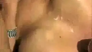 شيميل مكسيكية تبلغ ذروتها بقوة في مشهد إباحي مكثف