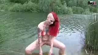حار، امرأة ذات شعر أحمر باللونين الأسود، جوارب شبكة صيد السمك يمتص ديك ابنها خطوة أثناء الركوع على الأرض