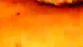 فتاة صغيرة ذات فرج مشعر وحلمات بارزة في فيلم إباحي صريح