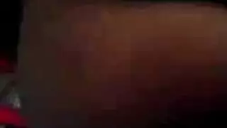 تفتح فخذيها السمراوين للعق فرجها المبلل