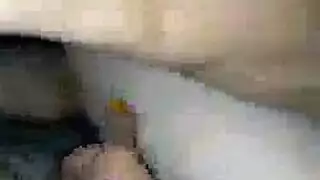 عربية مغرية نحيلة تتعرى وتلعب بمهبلها المبلل