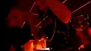 مراءة تحب عنف