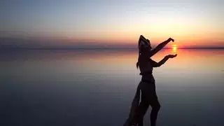 مشي مؤخرة الفتاة المصرية المغناطيسي في المدينة