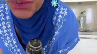فتاة جزائرية ساخنة تأخذ قضيبًا كبيرًا في باريس