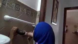 فتاة عربية ناضجة تطالب بمتعة قذرة في حمام عام