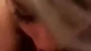 أفرغت خصيتيه بفمها ثم تعرضت للضرب