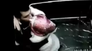 غرباء يمارسون الجنس في المصعد: لحس فرجها حتى القذف داخلها