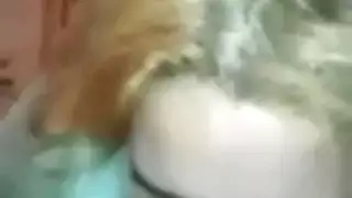 الصديقة الجشعة تمارس الجنس الفموي المكثف