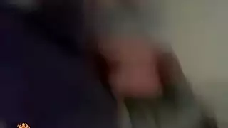 فيلم سري لزوجة نائمة محجبة يتم عصر ثدييها الكبيرين بقوة