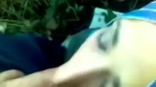جميلة محجبة تنزل على زب صلب