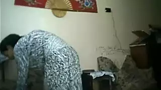 وسيم عربي يظهر عضوه الكبير في الحركة