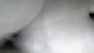تهدئ من قضيبه وتطالبه بحلب كل ما فيه