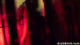 عارضة ويب محجبة تُدكّ بوضعية الكلب في العمل