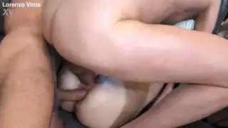 قضيب المراهق يطلق انفجارًا هائلاً من المني على وجهها