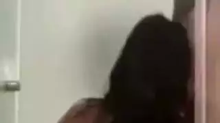 مشتكى داني وتبول عليها