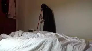خادمة وقحة تخدم القضيب الأسود الكبير لرئيسها