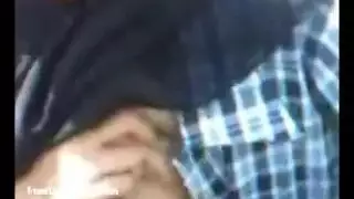محجبة بقوام مثير تعرض ثدييها للتدليك في الأماكن العامة