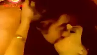 فتاة عربية تأخذه بعمق