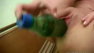 فيديو إباحي لفرج عاهرة صغيرة رطب يمسك زجاجات الصودا