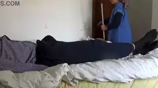 خادمة منزل مسلمة تثار بسبب قضيب فرنسي أسود عملاق