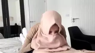 ابن الزوج ذو الذراع المكسور يحصل على إرضاع جنسي قوي من زوجة الأب
