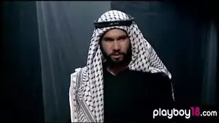 الأمير العربي يبحث عن عبيد جنسي كبير في أمريكا