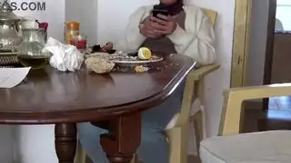 طقوس الصباح لزوجة الأب العربية: ابتلاع سائل ربيبها