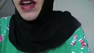 ديوث عربي خاضع ينظف سائل زوجته بعد جلسة جنس جماعي