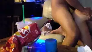 قضيب الجار الكبير ينقذها من الزواج المرتب الممل