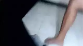 شاب ينيك صديقاتي وهوا يلعب معهن