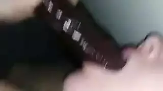 الشقراء الجميلة السمينة تخدم قضيبًا أسودًا ضخمًا