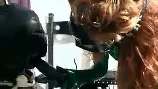 امرأة سمراء مفلس اللاتكس فاتنة سخيف الصعب الديك