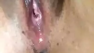 مصريه بتلعب في كسها اللي كله شعر لحد ماتجيبهم في الحمام