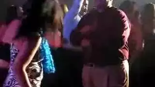 ممارسة جنس جماعي على حلبة الرقص العربية: أثداء خارجية وعضلات ذكورية داخلة