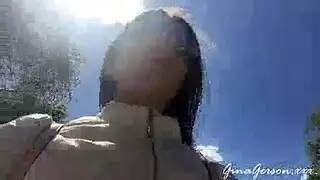 شقراء استعراضية تأخذه عميقاً في حلقها خارجياً
