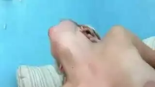 تعلق تحت سرير ويستغله وينكه يدخل زبه في كيسه ونيكه