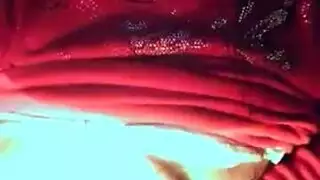 مص وهي راكعة: جميلة آسيوية تخدم انتصابًا ضخمًا